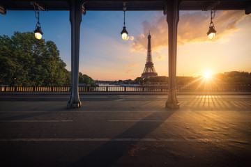 Tour Eiffel et pont Bir Hakeim - obrazy, fototapety, plakaty