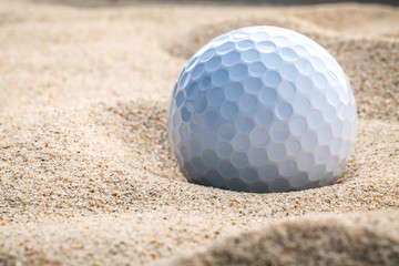  Close up golf ball in sand bunker shallow depth of field. A gol - obrazy, fototapety, plakaty