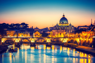Fototapeta premium Wgląd nocy katedry Świętego Piotra i Tybru w Rzymie, Włochy