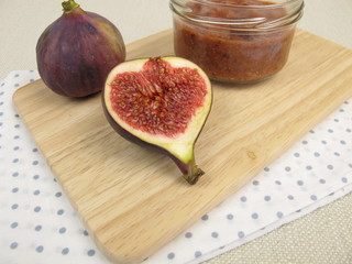 Selbst gemachte Feigenmarmelade im Glas und frische Feigen