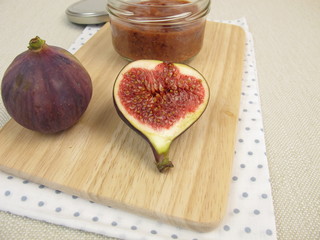 Selbst gemachte Feigenmarmelade im Glas und frische Feigen