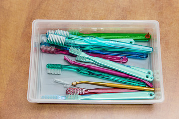 Naklejka premium Various dental cleaning brushes in a plastic box