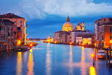 Obraz na płótnie Canvas Grand Canal and Basilica Santa Maria della Salute in Venice at night