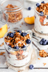 granola with yogurt and berries