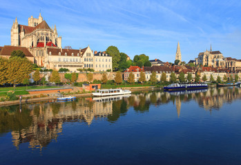 Fototapeta na wymiar Auxerre, bords de l'Yonne, cathédrale Saint-Étienne, abbaye Saint-germain, Bourgogne-Franche-Comté, 