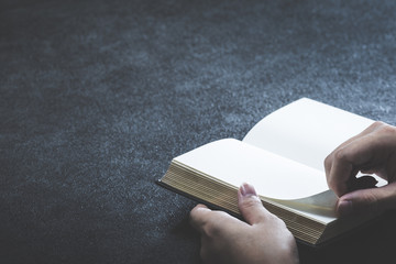 読書イメージ 白い本