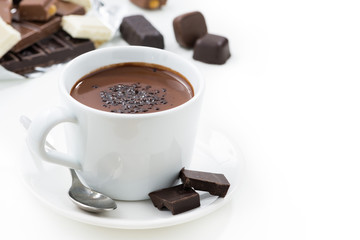 warme chocolademelk op een witte achtergrond, close-up, geïsoleerd