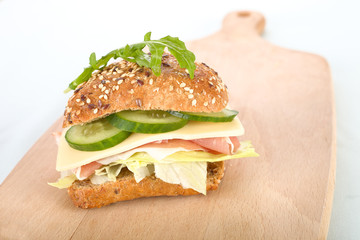 Körnerbrötchen mit Käse und Rohschinken