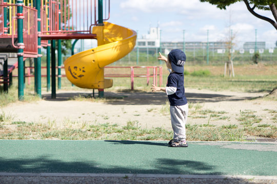 子供が滑り台を指さす