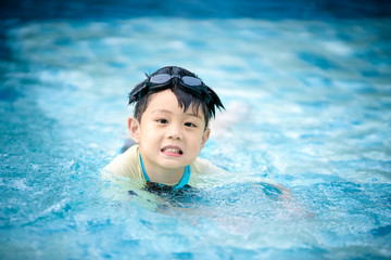 Fototapeta na wymiar Boy swimming in the pool