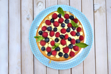 Tarta de moras y arándanos.