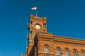 Fototapeta na wymiar berlin townhall with flag on the roof