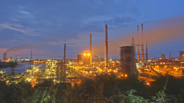 Blick vom Alsumer Berg auf die Industrielandschaft in Duisburg. Der Alsumer-Berg ist als ehemalige Halde ein beliebtes Ausflugsziel in der Region