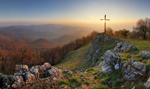 Fototapeta Jesienna panorama górska w Małych Karpatach z krzyżem