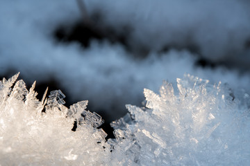 Eiskristalle vor blauem Hintergrund