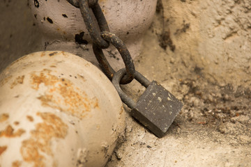 Altes, verrostetes Vorhängeschloss