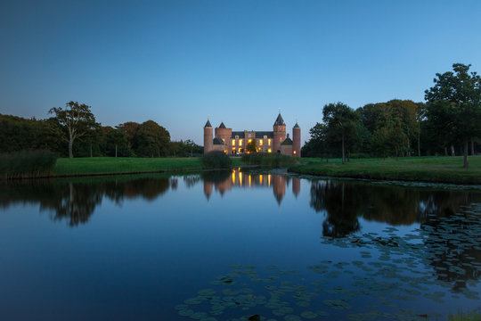 Burg Westhove bei Oostkapelle am Abend 