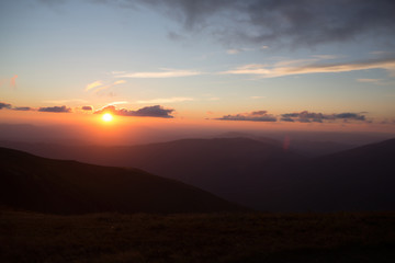 Obraz premium zachód słońca lub wschód słońca w górach