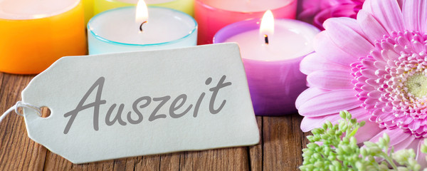 Auszeit - Kerzen und Blumen