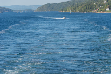 Fototapeta premium Schiff im Fahrwasser
