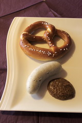 Weißwurst mit Brezel und süßem Senf