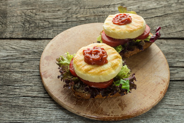 Brötchen mit Blattsalat, Tomate, Ketchup und Halloumi