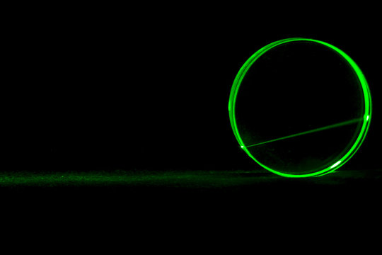Gr&uuml;ner Laserstrahl, der durch ein Prisma f&auml;llt