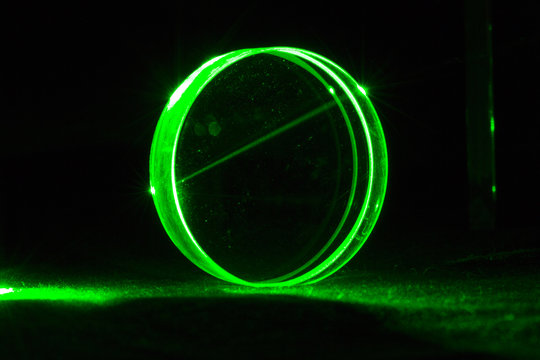 Gr&uuml;ner Laserstrahl, der durch ein Prisma f&auml;llt