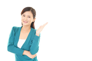 案内する笑顔の女性