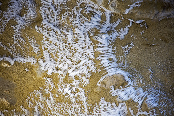 Eiskristalle auf Sandsteinwand