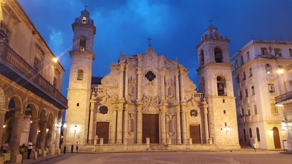 Fototapeta na wymiar Kathedrale in Havanna Kuba bei Nacht