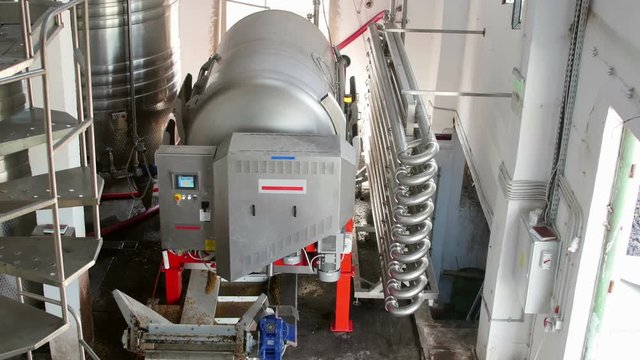 Pneumatic press to obtain separation of the must from the grape skins