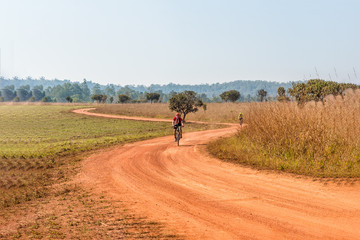 Obraz premium Man riding a mountain bike on a dirt road