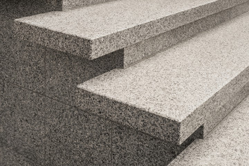 Closeup einer modernen Treppe mit überstehender Auflage aus schwarzweißem Granit - Closeup of a...
