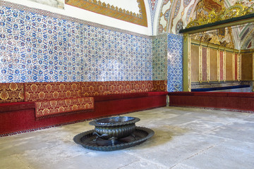 Courtyard at the Topkapi Palace, Istanbul, Turkey. Topkapi Palace was the primary residence of the Ottoman sultans for approximately 400 years © Toniflap