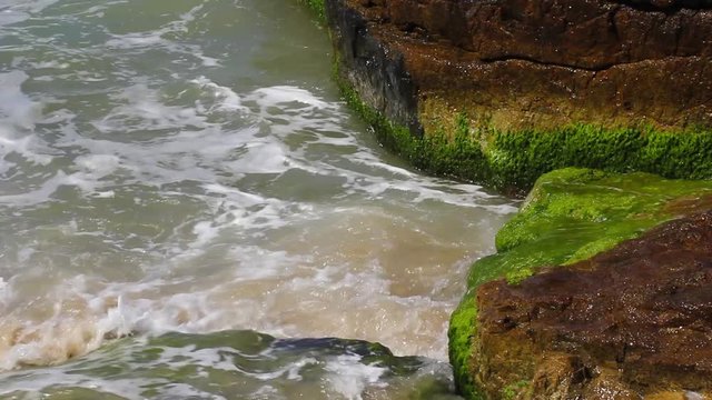 Fundo com &aacute;gua e rochas.