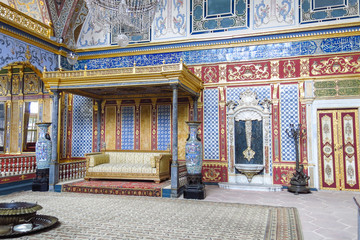 Beautifully decorated vintage audience hall of Sultan at Topkapi palace in Istanbul, Turkey © Toniflap