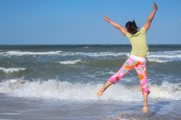 Obraz premium Active woman having fun on beach