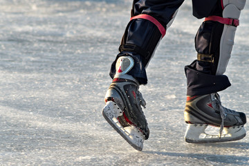 Obraz premium Skates on player feet during ice hockey