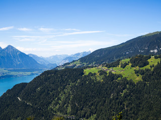 Preciosas vistas de las montañas en el valle verde con lago azul, desde el mirador Harder Kulm en Interlaken, Suiza viajando en verano de 2016	
