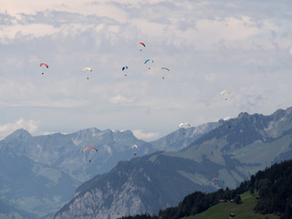 Vistas aéreas coloridas con parapentes volando sobre las montañas, desde el mirador Harder Kulm en Interlaken, Suiza viajando en verano de 2016