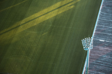 Fototapeta premium Boisko do piłki nożnej stadion piłkarski z reflektorami