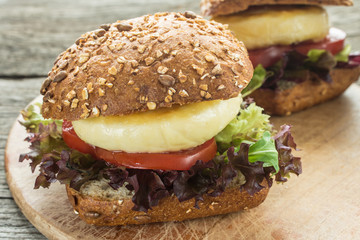 Sandwich mit Halloumi, Blattsalat und Tomaten
