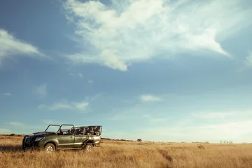 Crédence de cuisine en verre imprimé Afrique du Sud Un véhicule de safari dans un champ ouvert