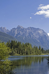 Fototapeta na wymiar Karwendelgebirge mit Isarstausee