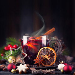 dampfender, fruchtiger Glühwein zum Advent