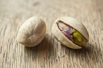 pistaches en gros plan sur table en vieux bois