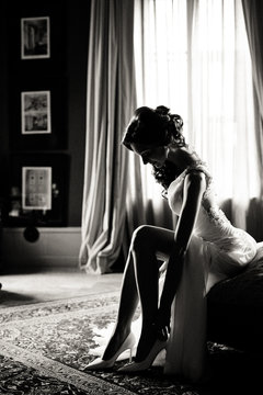 Black and white photo of the bride in the hotel