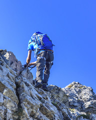 steiler Aufstieg im Klettersteig