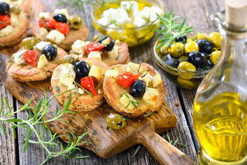Warme Griekse borrelhapjes: Gebakken pitabroodje met fetakaas, olijven, mini paprika en olijfolie - Warme Griekse borrelhapjes: Gebakken pitabroodje met fetakaas, olijven, paprika en kruiden